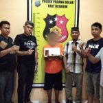 Kapolsek Padang Bolak, AKP Harun Manurung, bersama Kanit Reskrim, Iptu Aswin Manurung, dan Tim, usai menangkap DS berikut barang bukti sabu