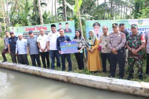 Bupati Tapsel Bersama Masyarakat Muara Purba Nauli dan Sori Manaon Lakukan Tebar Benih Ikan Nila