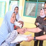 Kajari Padangsidimpuan, Dr Lambok MJ Sidabutar, saat salurkan bantuan sosial ke masyarakat
