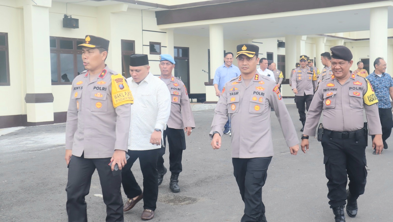 Kapolres Tapsel, AKBP Yasir Ahmadi, dan Ketua DPRD Tapsel, Abdul Basith Dalimunthe, saat mendampingi Waka Polda Sumut, Brigjen Pol Rony Samtana, mengecek dan meninjau Mako Polres Tapsel di Sipirok