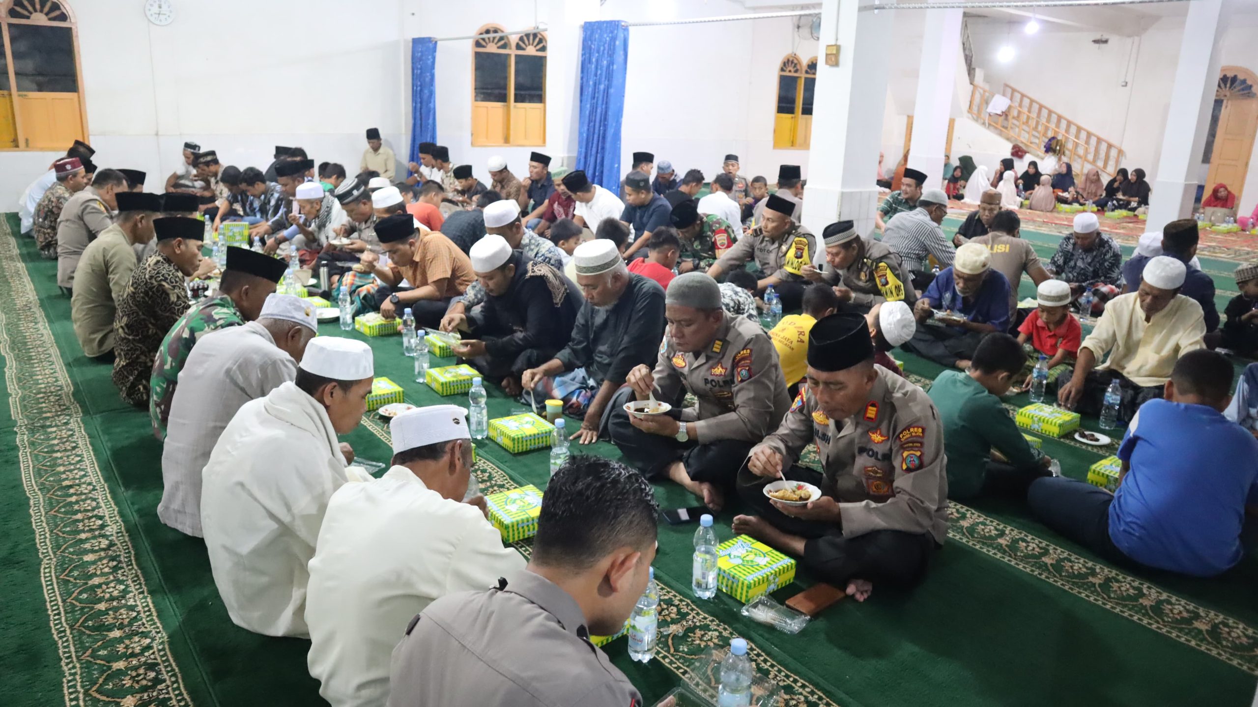 Suasana berbuka puasa bersama antara masyarakat dan Polres Tapsel di Masjid As Syuhada Sitinjak