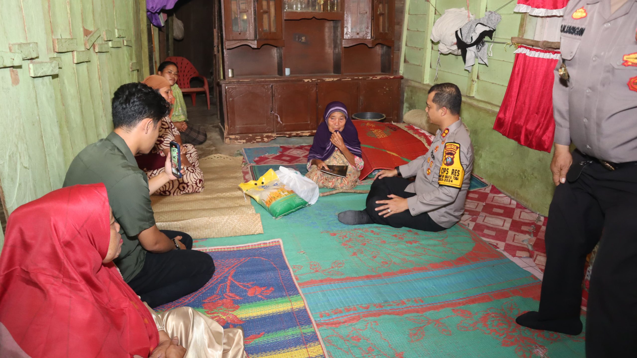 Kapolres Tapsel, AKBP Yasir Ahmadi, saat beri bantuan sembako dan tali asih kepada nenek Lansia, Derhana Harahap