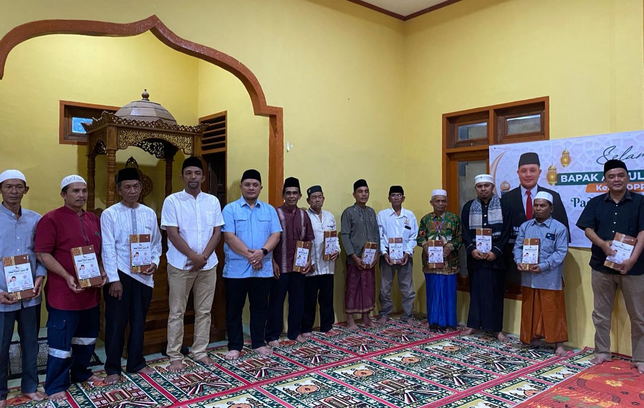 Abdul Basith Dalimunthe, serahkan cinderamata ke para Tokoh atas suksesnya pelaksanaan Pemilu 2024 di Tapsel