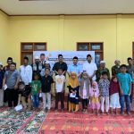Ketua DPRD Tapsel yang juga Ketua DPC Partai Gerindra Tapsel, Abdul Basith Dalimunthe, bersama Sekretaris, Nauli Harahap, dan jajaran, saat menyantuni sejumlah anak yatim dalam rangkaian kegiatan Safari Ramadan di Masjid Nurul Huda Desa Parsalakan, Kecamatan Angkola Barat