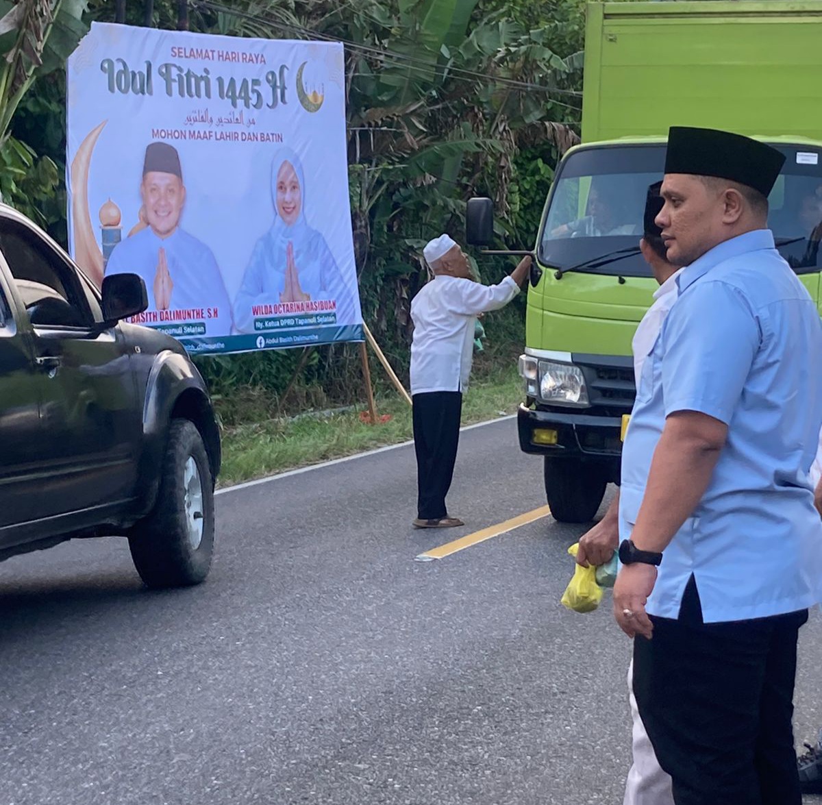 Ketua DPRD Tapsel, Abdul Basith Dalimunthe, berbagi takjil di Jalan Lintas Desa Parsalakan