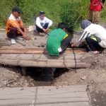 Warga secara swadaya memperbaiki Jembatan yang rusak parah penghubung Kecamatan Arse dan SDH, Kabupaten Tapsel, menggunakan dana pribadi sumbangan Ketua Umum LPU PDM, Ja'far Syahbuddin Ritonga