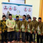 Ketua DPD PKB Pujakesuma Kota Padangsidimpuan, Purnadi, SE, Ketua DPD Golkar Kota Padangsidimpuan Irsan Efendi Nasution, foto bersama dengan warga Pujakesuma usai acara silaturrahmi, buka puasa bersama dan pembagian takjil untuk berbuka puasa kepada warga masyarakat, di Jalan Sudirman Kelurahan Sadabuan Kecamatan Padangsidimpuan Utara, Kota Padangsidimpuan