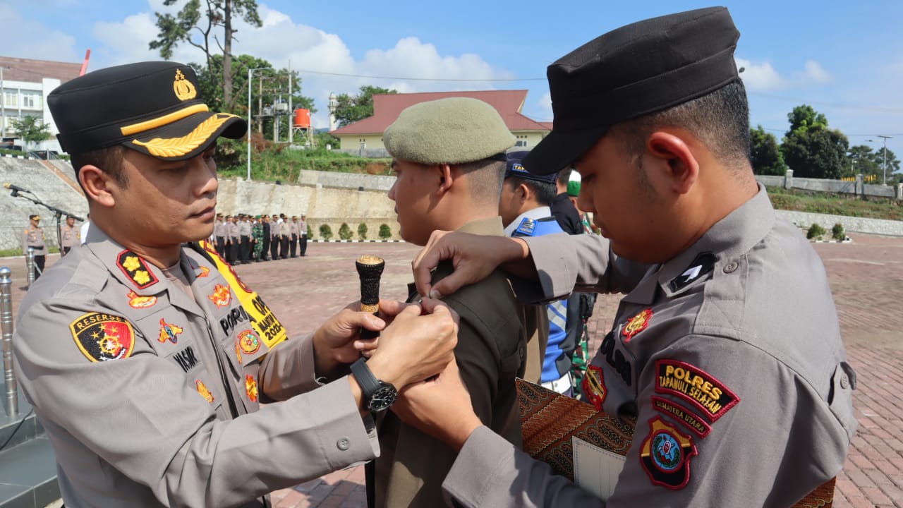 Kapolres Tapsel, AKBP Yasir Ahmadi, saat sematkan pita tanda Operasi Ketupat Toba 2024