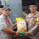 Waka Polres Tapsel, Kompol Rahman Takdir Harahap, saat salurkan sembako murah ke masyarakat