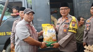 Sembari Bagi Sembako Murah, Polres Tapsel Santuni Warga Pra Sejahtera