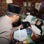 Waka Polres Tapsel, Kompol Rahman Takdir Harahap, saat menyantuni warga Pra Sejahtera yang sedang sakit