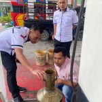 Kanit II Sat Reskrim Polres Tapsel, Ipda Ilham P Nasution, saat melakukan cek dan pengawasan terhadap salah satu SPBU di wilayah hukumnya