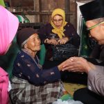 Momen kebahagiaan Kabag Ops Polres Tapsel, Kompol Sisworo, yang mewakili Kapolres, AKBP Yasir Ahmadi, saat berbagi dengan nenek warga Pra Sejahtera Lansia