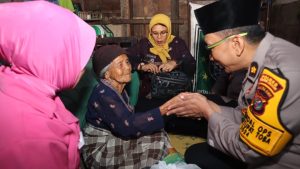 Momen Kebahagiaan Ramadan, Kabag Ops Polres Tapsel Berbagi dengan Warga Pra Sejahtera