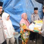 Kapolres Tapsel, AKBP Yasir Ahmadi, salurkan paket sembako murah ke masyarakat di detik-detik jelang Lebaran