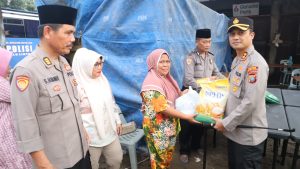 Detik-detik Jelang Lebaran, AKBP Yasir Masih Hadir Berikan Sembako Murah ke Masyarakat