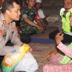 Kapolres Tapsel, AKBP Yasir Ahmadi, saat beri santunan ke warga Pra Sejahtera