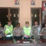 Kapolsek Padang Bolak, AKP Harun Manurung, bersama Waka Polsek, Iptu Suhardi, Kanit Reskrim, Iptu Aswin Manurung, dan petugas gabungan saat menunjukkan sejumlah petasan dan senjata mainan hasil razia