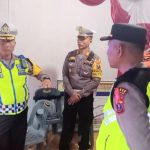 Direktur Lalu Lintas Polda Sumut, Kombes Pol Muji Ediyanto, saat memberikan arahan ke Kasat Lantas Polres Tapsel, AKP Dahnial Saragih, Kapos Yan Batu Jomba, AKP Salomo Sagala, dan petugas lainnya yang terlibat dalam Operasi Ketupat Toba 2024