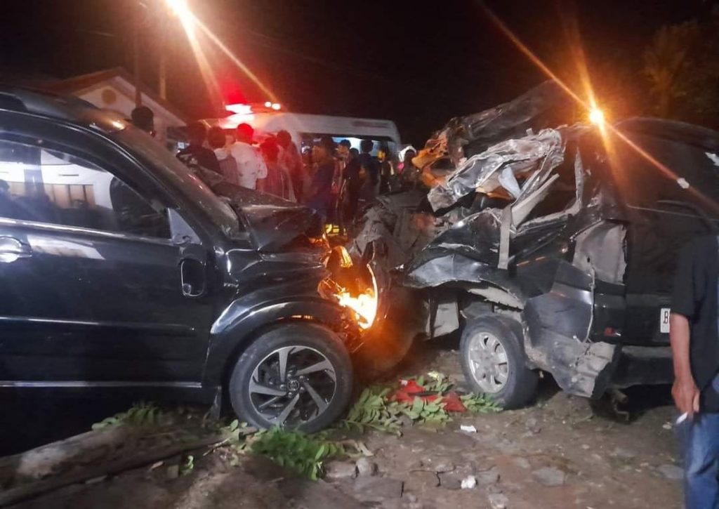 Dua Minibus Tabrak Truk Berhenti di Tapsel, 2 Tewas