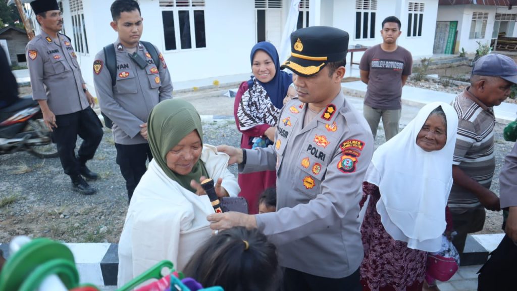 Humanisnya AKBP Yasir, Jajalkan Langsung Baju Gratis ke Warga Pembeli Sembako Murah