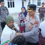 Potret humanisnya Kapolres Tapsel, AKBP Yasir Ahmadi, saat jajalkan langsung baju gratis ke warga pembeli sembako murah