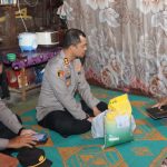 Salah satu warga Pra Sejahtera tak kuasa menahan tangis saat terima bantuan dari Kapolres Tapsel, AKBP Yasir Ahmadi