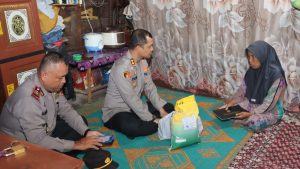 Tangis Haru Warga Pra Sejahtera Pecah Saat Terima Bantuan dari AKBP Yasir