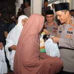 Kapolres Tapsel, AKBP Yasir Ahmadi, saat menyerahkan sembako gratis kepada jamaah Masjid Besar Baiturrahmi Sipagimbar usai salat Tarawih berjamaah