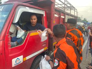 Detik-detik Terakhir Ramadan, Ketua MPC PP dan Ketua DPRD Tapsel Berbagi Takjil