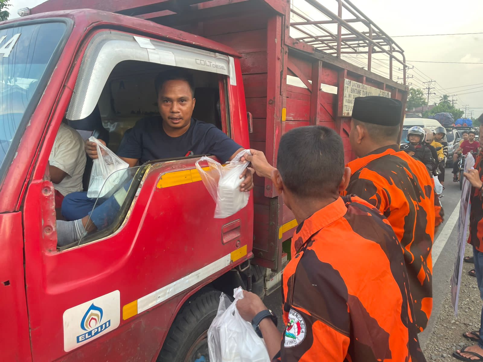 Beginilah suasana hangat penuh sukacita, saat jajaran MPC PP Tapsel menggelar Bakti Sosial berbagi takjil di detik-detik terakhir Ramadan 1445 Hijriah ke pengguna Jalan