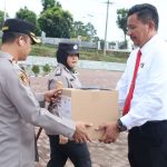 Kapolres Tapsel, AKBP Yasir Ahmadi, menyerahkan bingkisan paket Lebaran 'Idul Fitri 1445 Hijriah ke Kanit Tipiter, Ipda Irwan Sarumpaet, yang mewakili personel dan jajaran secara simbolis