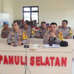 Kapolres Tapsel, AKBP Yasir Ahmadi, dan jajaran saat mengikuti zoom meeting guna menerima arahan serta penekanan dari Kapolda Sumut, Irjen Pol Agung Setya Imam Effendi