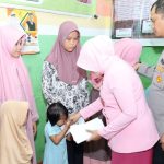 Kapolres Tapsel, AKBP Yasir Ahmadi, dan Ketua Bhayangkari Cabang Tapsel, Ny Meylinda Yasir Ahmadi, saat berbagi dengan penghuni Panti Asuhan Amaliya Atthohir
