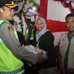 Kapolres Tapsel, AKBP Yasir Ahmadi, saat beri bingkisan ke petugas Pos Pam yang terlibat Ops Ketupat Toba 2024