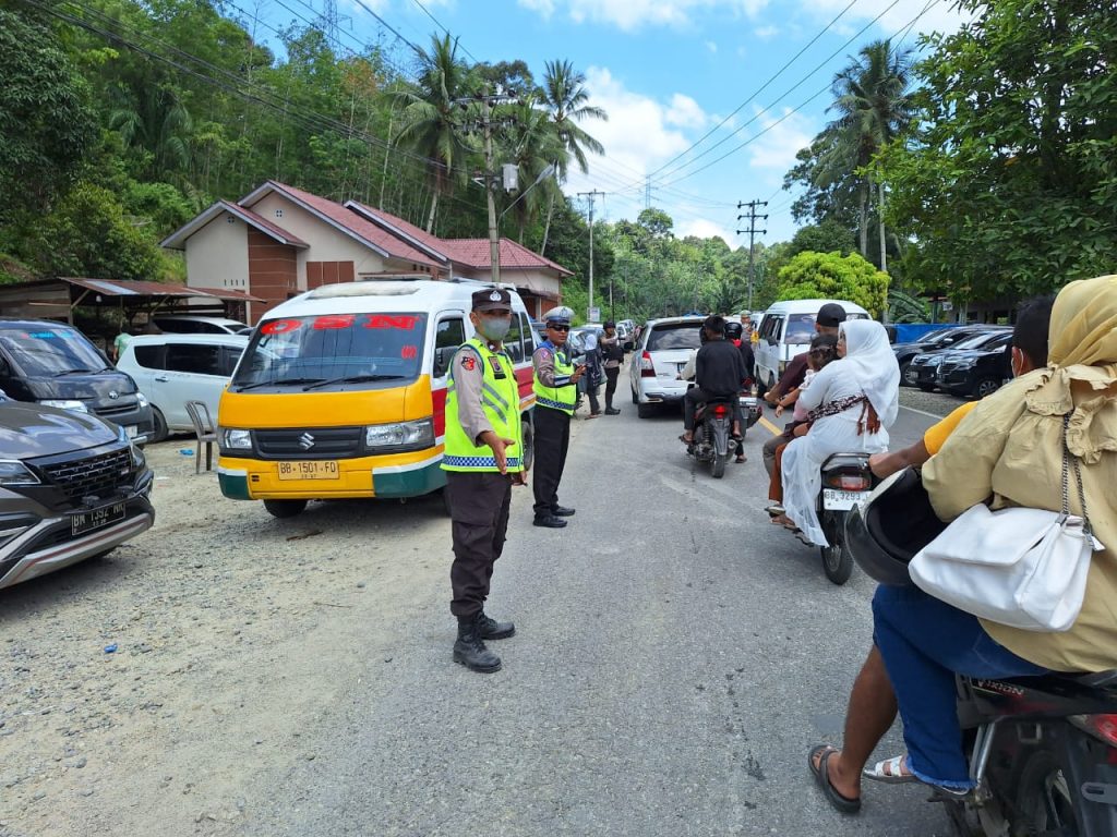 Volume Kenderaan Meningkat H+3 Lebaran, Polres Tapsel Ciptakan Arus Lalin di Aek Sijorni Terkendali