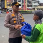 Cara Kapolres Padangsidimpuan, AKBP Dudung Setyawan, berbagi kebahagiaan dengan "pasukan hijau" dengan datang langsung menyerahkan paket Lebaran