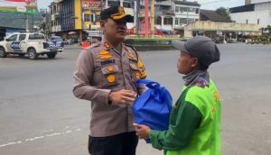 Berikan Paket Lebaran, Cara AKBP Dudung Hargai Jasa “Pasukan Hijau”