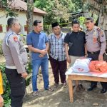 Kapolsek Batang Toru, Iptu RN Tarigan, bersama Kanit Reskrim, Ipda Ery J Situmorang, dan anggota lainnya, menyerahkan bantuan sembako dan memberikan penghiburan ke perwakilan korban usai menggelar olah TKP insiden kebakaran satu unit Rumah yang terjadi di Dusun I Simpang Raja, Desa Panobasan Lombang, Kecamatan Angkola Barat, Kabupaten Tapsel