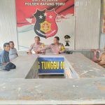 Bhabinkamtibmas Polsek Batang Toru saat menggelar proses mediasi kasus penebangan 11 batang Pohon Karet di Desa Bandar Hapinis, Kecamatan Muara Batang Toru, Kabupaten Tapsel