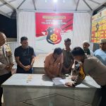 Personel Polsek Batang Toru saat memediasi kasus dugaan penipuan berkedok meminta sumbangan bantuan dana pembangunan Masjid yang tertangkap tangan oleh masyarakat