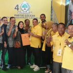 Mantan Kadis LH, Syahraini Lubis, bersama suami, dan keluarga besar mengambil formulir pendaftaran yang diserahkan langsung oleh Ketua Tim Penjaringan dan Pendaftaran Balon Wali Kota dan Wakil Wali Kota Partai Golkar Sidimpuan, Adi Lubis, bersama anggota