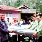 CD/CSR Officer TPL Sektor Tapsel, Jhony Sitohang saat menyerahkan dukungan pelatihan budidaya maggot kepada masyarakat yang diwakili Kepala Desa Sanggapati, Sulaiman Sinaga, beberapa waktu lalu
