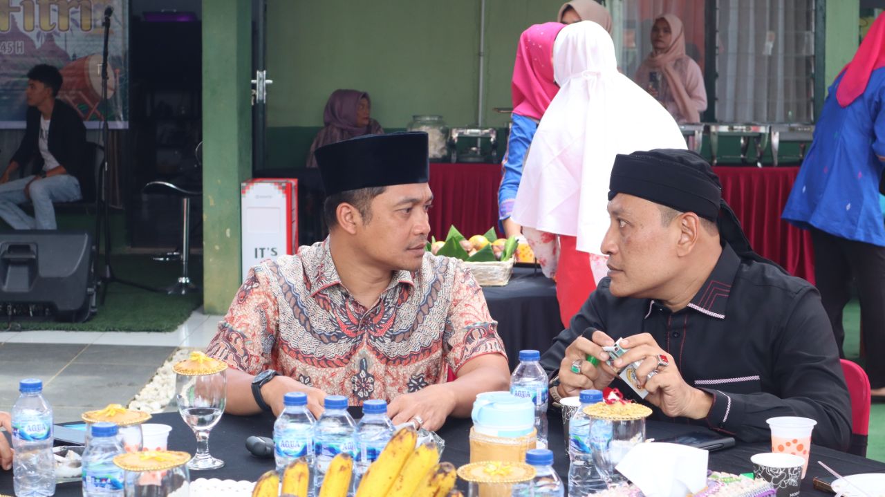 Kapolres Padangsidimpuan, AKBP Dudung Setyawan (kanan) dan Kapolres Tapanuli Selatan, AKBP Yasir Ahmadi (kiri), begitu erat terlihat saat gelaran Halal Bihalal Lebaran 'Idul Fitri 1445 Hijriah yang digelar Kodim 0212/TS