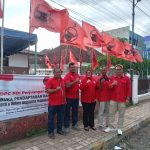 Ketua DPC PDIP Padangsidimpuan, Hj Taty Ariyani Tambunan, beserta Bendahara, Ali Hotma Tua Hasibuan, Wakil Sekretaris, Charles Kulon Panjaitan, serta Ketua Tim Penjaringan dan Pendaftaran Balon Kepala Daerah, Tigor Parulian Siregar, berfoto bersama usai konferensi pers
