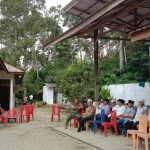 Bhabinkamtibmas Polsek Sipirok, Aiptu Anwar S Harahap, saat melayat ke Rumah duka anak Kades Pal XI yang meninggal dunia akibat kecelakaan lalulintas