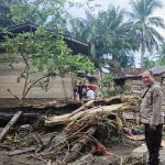 Personel Polsek Batang Angkola saat meninjau Rumah yang terdampak banjir di Dusun IV Palang, Desa Gunung Baringin