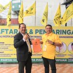 Irsan Efendi Nasution, saat mengembalikan formulir pendaftaran Balon Kepala Daerah ke Ketua Tim Penjaringan Partai Golkar Padangsidimpuan, Mulyadi Sofyan Lubis