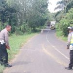 Unit Gakkum Sat Lantas Polres Tapanuli Selatan bersama petugas dari Jasa Raharja, menggelar olah TKP di lokasi kejadian kecelakaan antara mobil dan sepeda motor