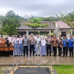 Kasat Lantas Polres Tapsel, AKP Danil Saragih, saat menggelar sosialisasi langsung ke para siswa yang masih remaja di salah satu Sekolah di Batang Onang, Kabupaten Paluta